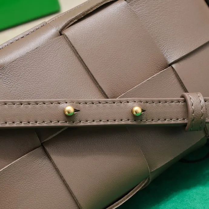 Batch 1120 Lazy and casual is the ultimate meaning of relaxation. Brick cassette has a unique quiet power, which is fashionable without losing aura🧩Classic weaving and neutral style can create a casual and high-end texture. The shoulder strap is adjustable and can be worn on one shoulder or under the armpit, and can be worn as a crossbody at will. Although it is a small size, it can actually hold a lot of belongings, and it is also very light~ This travertine green version of mine feels like it has given spring new vitality🍃 I will grab the versatile item first! Style number: 6816# Size: 18*9*3.5cm